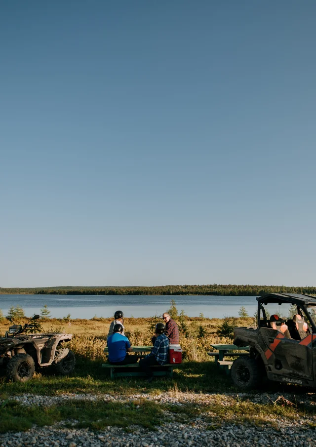 Pause randonnée quad devant le Lac Therrien à Tourville