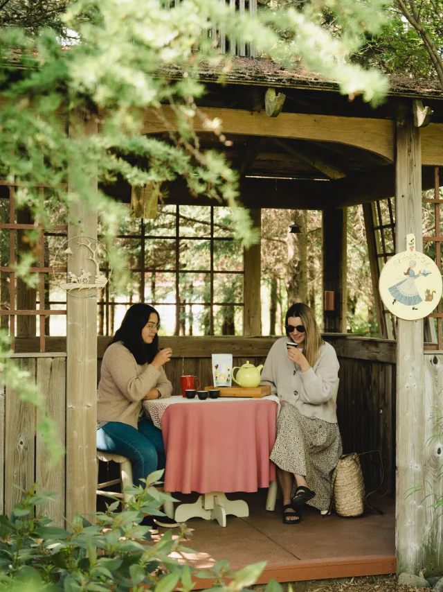 L'heure du thé dans Les jardins de la petite école de Céline à Sainte-Marguerite