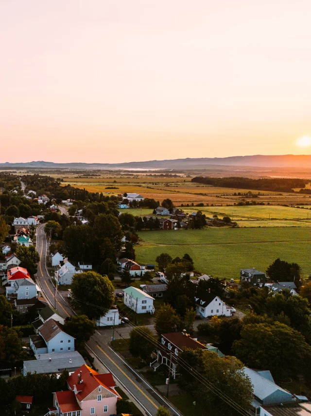 Vue aérienne du coucher du soleil surplombant l'Islet