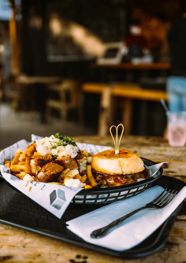 Poutine et burger à base de boeuf Highland de la Ferme Mille Fleurs à Saint-Lazare-de-Bellechasse