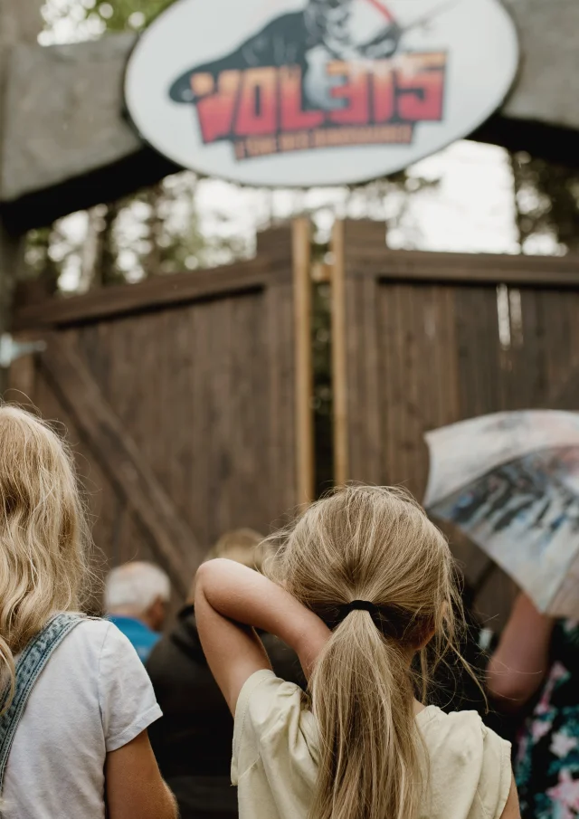 Enfants devant la porte d'entrée du Vol 315 | L'ère des dinosaures au Woodooliparc de Scott