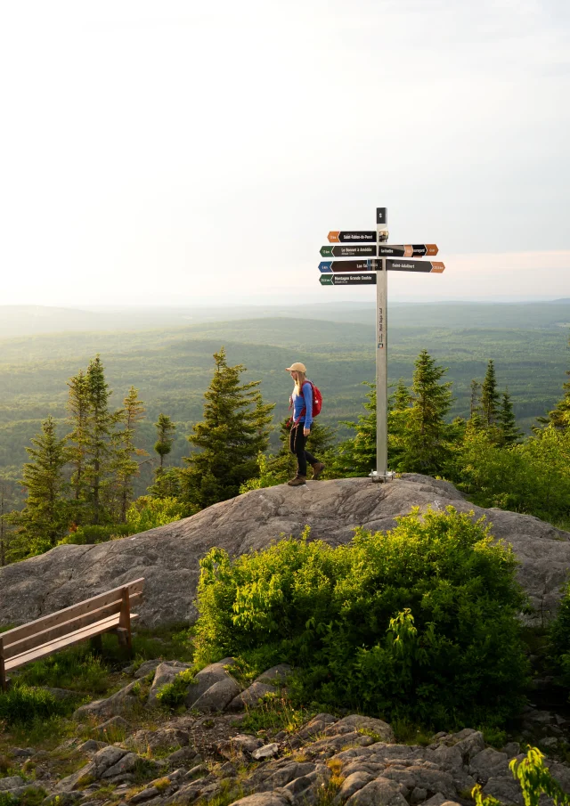 Randonneuse au sommet du Mont Sugar Loaf au Parc des Appalaches | Sainte-Lucie-de-Beauregard