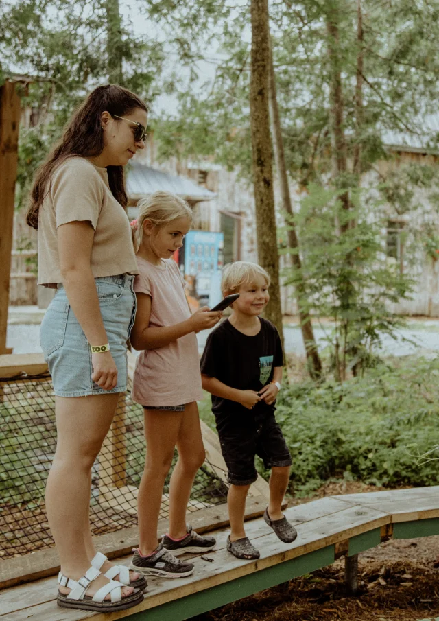 Les enfants entrent la pastille au jeu cherche et trouve à la Terrasse à Vivre pour Vrai au Miller Zoo à Frampton