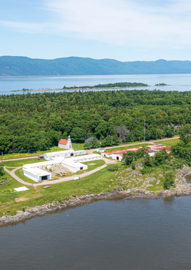 Vue aérienne du secteur centre de la Grosse-Île dans l'archipel de l'Isle-aux-Grues
