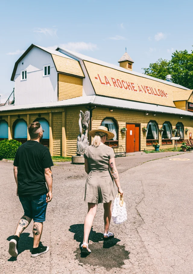 Couple qui se dirige à La Roche à Veillon à Saint-Jean-Port-Joli