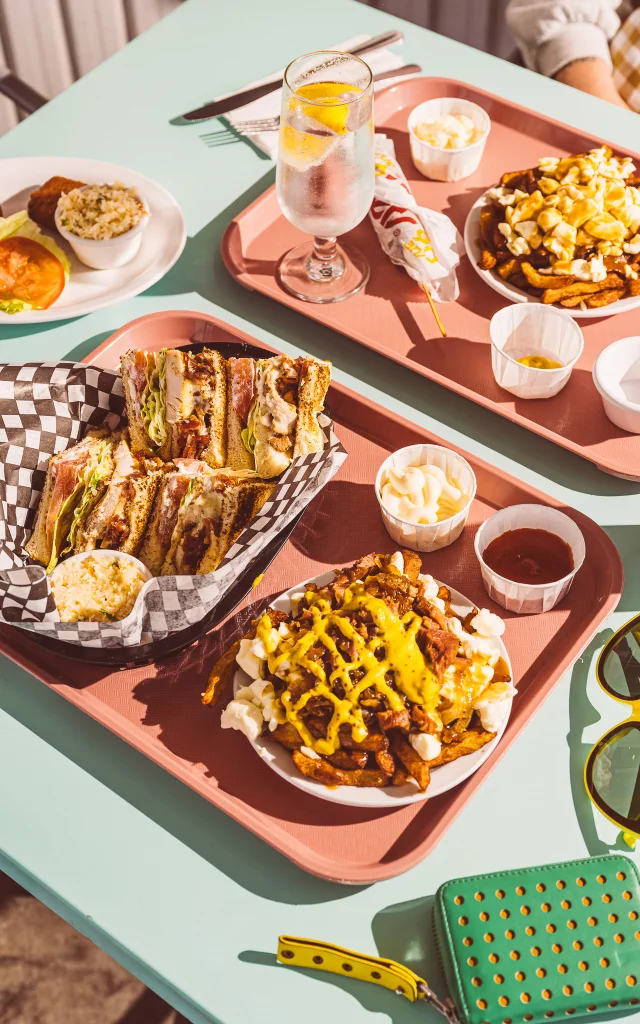 Poutine Bon Jack et Club Enchanté du Casse-Croûte chez Line à Saint-Aubert