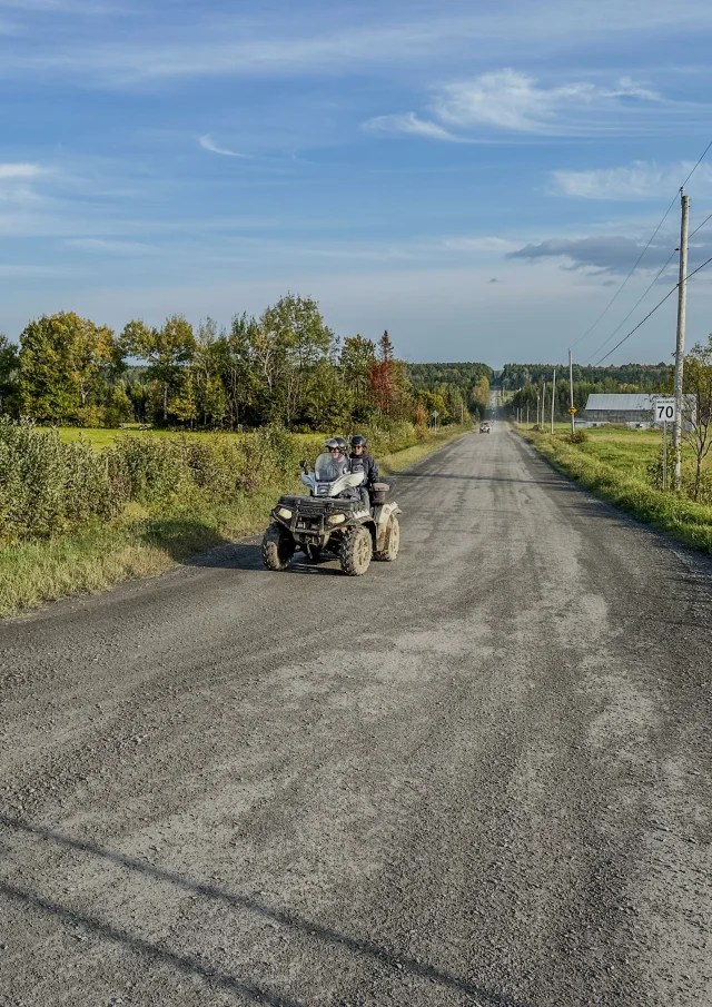 Quadistes dans un rang de gravier dans le secteur de Saint-Victor